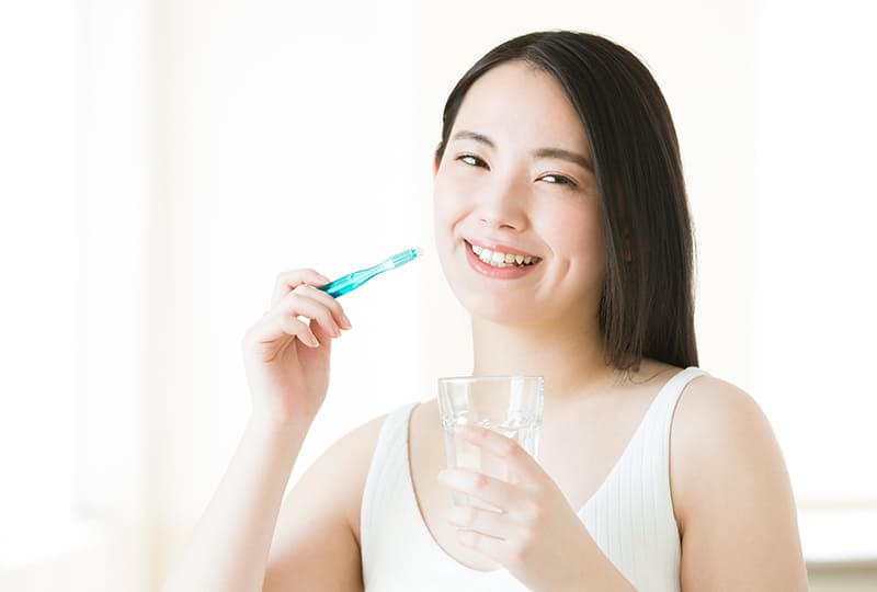 歯磨きする女性